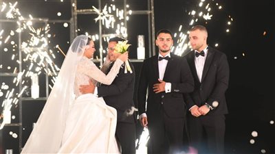 ‎ لحظة مؤثرة لهنيدي وهو يسلّم ابنته لعريسها فى حفل زفافها اليوم