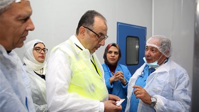 وزير قطاع الأعمال يجري زيارة تفقدية لشركة القاهرة للأدوية لمتابعة سير العمل والإنتاج