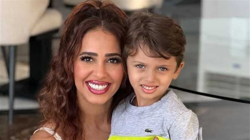 رنا سماحة وابنها 