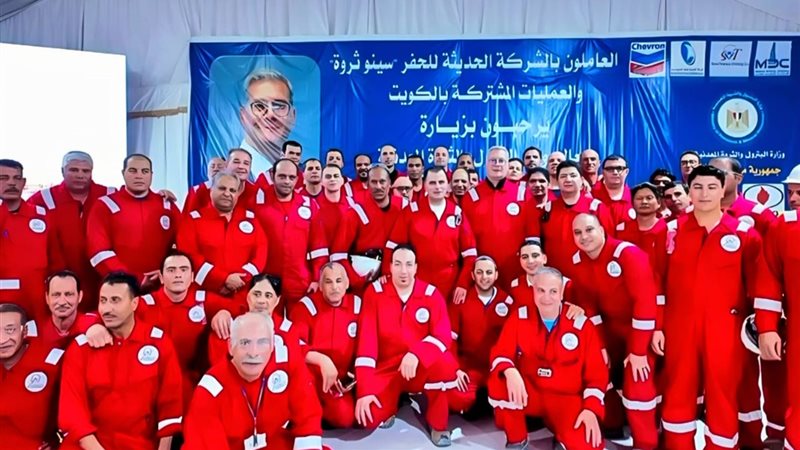  ​وزير البترول والثروة المعدنية مع العاملين