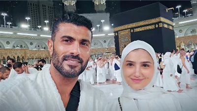 محمد سامي ومي عمر يؤديان مناسك العمرة أثناء مشاركتهما في مهرجان بجدة