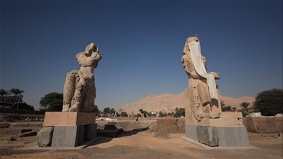 رفع تمثالي الملك أمنحتب الثالث بعد ترميم استثنائي يُعيد بهاء المعبد الجنائزي 