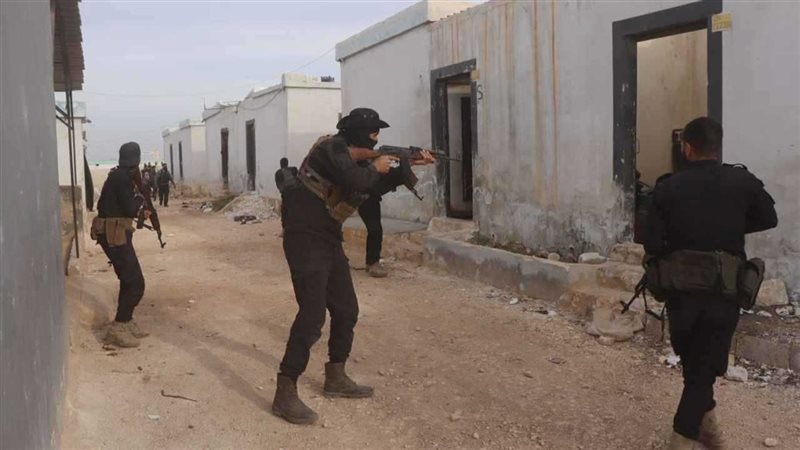 عناصر من الأمن السوري خلال مداهمة ميدانية أرشيفية
