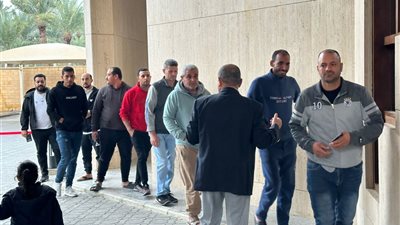 توافد الناخبين المصريين بالسعودية على لجان الاقتراع للإدلاء بأصواتهم في انتخابات مجلس النواب