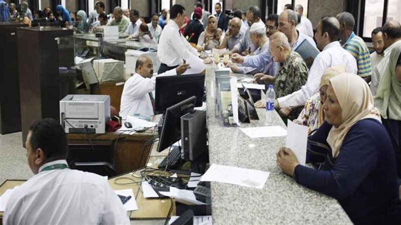 موظفون