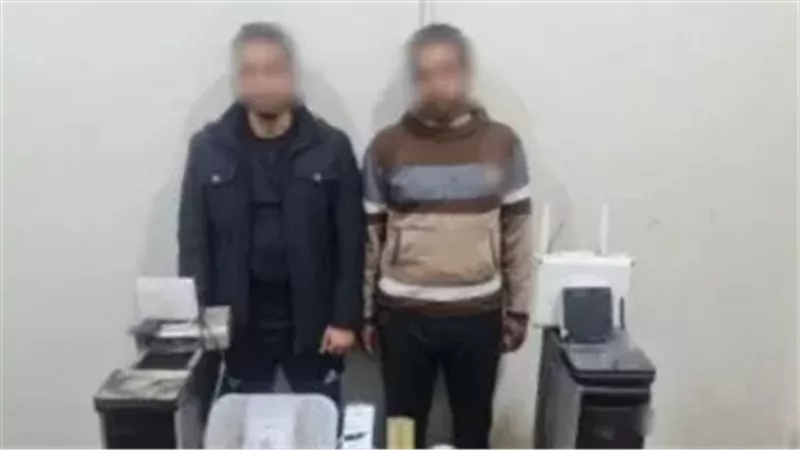 المتهمان عقب القبض عليهما