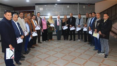 مدير تعليم سوهاج يكرم أعضاء إدارة الاتصال السياسي بالمديرية والإدارات التعليمية
