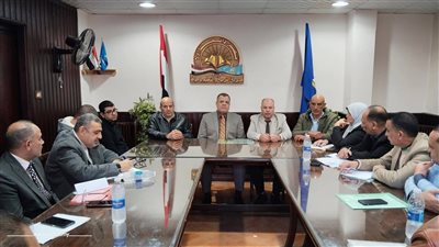 وكيل تعليم دمياط يناقش مع مديري الإدارات وضع خارطة طريق لضبط الشئون المالية