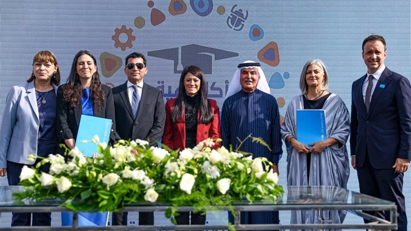 وزير الشباب ووزيرة التخطيط أثناء توقيع الاتفاقية 