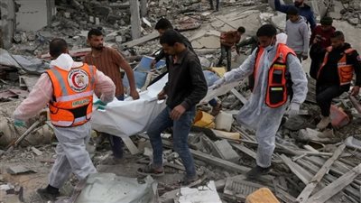 انتشال 30 شهيدًا في غزة وسط قصف إسرائيلي وأحوال جوية قاسية