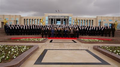الأكاديمية العسكرية تحتفل بتخرج دورة وزارة التعليم وتشدد على دمج الانضباط العسكري والفكر الأكاديمي