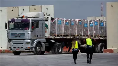 بدء تحرك القافلة الـ96 للمساعدات تمهيدا لدخولها غزة عبر معبر رفح