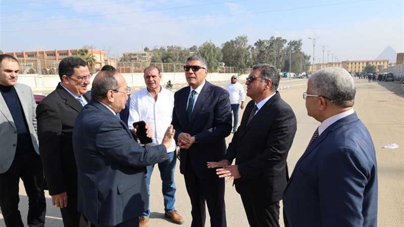 محافظ الجيزة يعاين موقع إقامة سوق اليوم الواحد بهضبة الأهرام