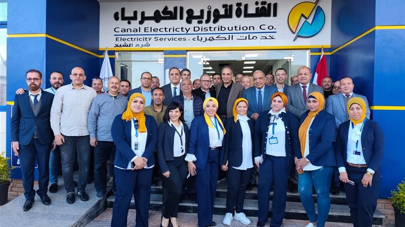 وزير الكهرباء مع العاملين بهندسة كهرباء شرم الشيخ