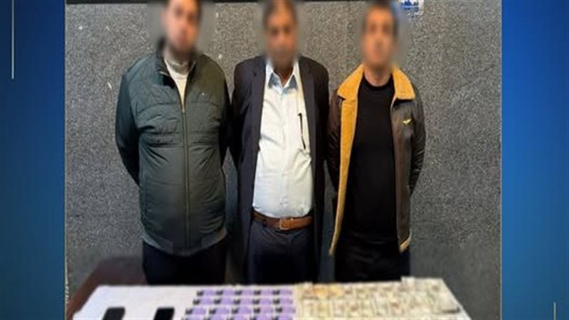 المتهمون عقب القبض عليهم