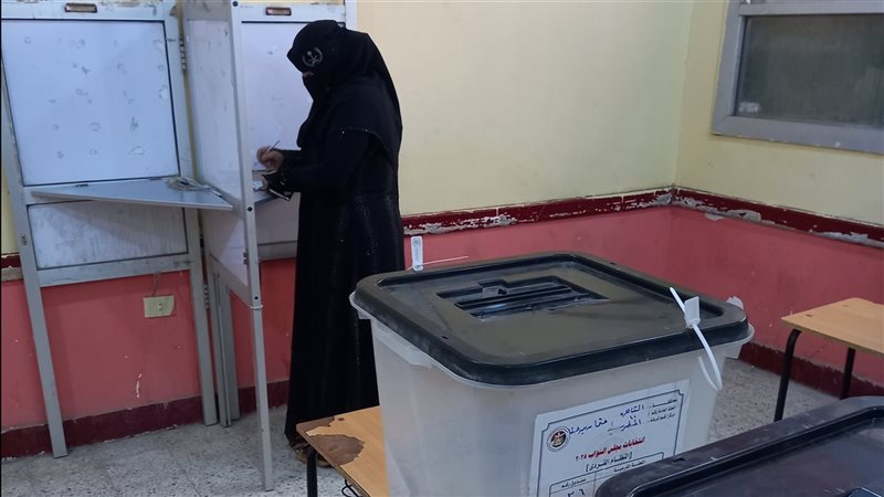 نساء تدلين بأصواتهن في مدرسة عثمان بن عفان بالمطرية