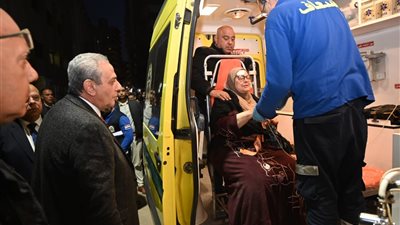 محافظ الغربية يساند سيدة مسنّة بلجنة انتخابية ويأمر بنقلها للمستشفى