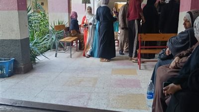 إقبال داخل لجنة مدرسة الشهيد عبد الرازق سعيد بدائرة طوخ في القليوبية