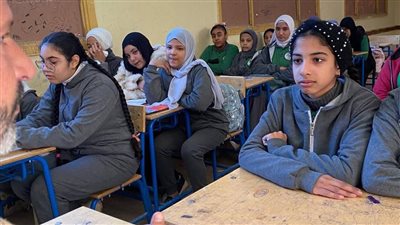 محاضرة للتوعية بمخاطر الإدمان على المجتمع بمدرسة في سوهاج