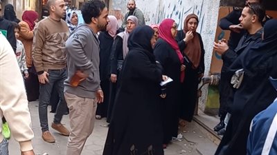 ناخبون يحتشدون أمام مدرسة عثمان بن عفان للإدلاء بأصواتهم في جولة الإعادة بالمطرية.. صور