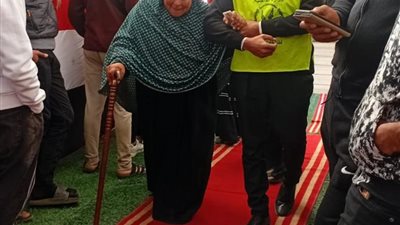 في مشهد إنساني.. رجل أمن يساعد مسنة للدخول للإدلاء بصوتها في انتخابات الإعادة بالمنوفية