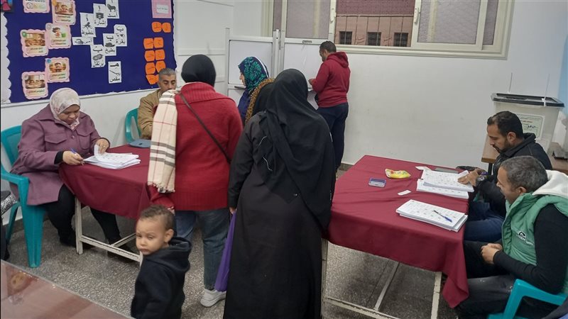 توافد عدد من الناخبين على مدرسة النصر سكول الخاصة في المطرية