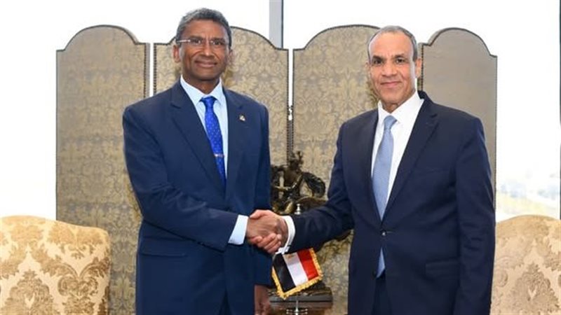 وزير الخارجية مع نظيره في سيشل