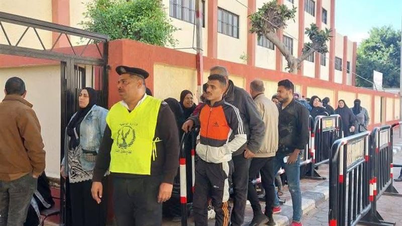 ناخبون يدلون بأصواتهم في مدرسة النصر سكول بالمطرية