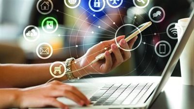 أستاذة علم الاجتماع: الأم القدوة الأولى في استخدام الشاشات وجيل الإنترنت مهدد بفقدان الانتماء