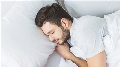 هل تكشف وضعية نومك عن صحتك النفسية؟ أخصائيون يجيبون 