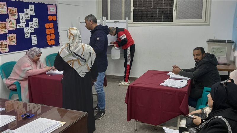 توافد الناخبين على مدرسة النصر سكول الخاصة في المطرية