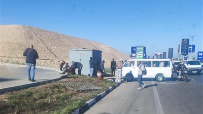 كثافات مرورية بطريق المشير بسبب تصادم سيارتين ميكروباص وملاكى 