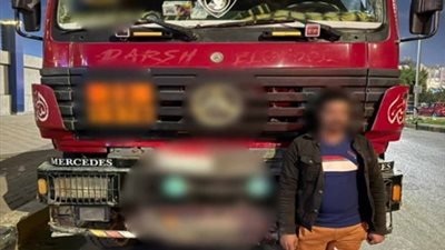 خبطه وجرى..القبض على سائق سيارة نقل صدم ملاكى وهرب بالشيخ زايد 