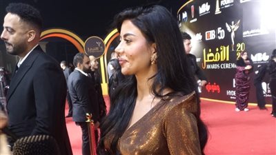 الفنانة كارولين عزمي تخطف الأنظار في مهرجان الأفضل