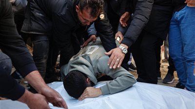 بدء انتشال جثامين 55 فلسطينيًا من تحت أنقاض 13 منزلًا جنوب غزة