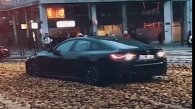 فوضى البطاطا في شوارع بروكسل.. BMW عالقة وسط الأكوام!
