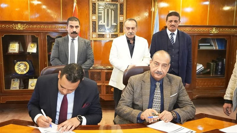 جانب من توقيع البروتوكول 