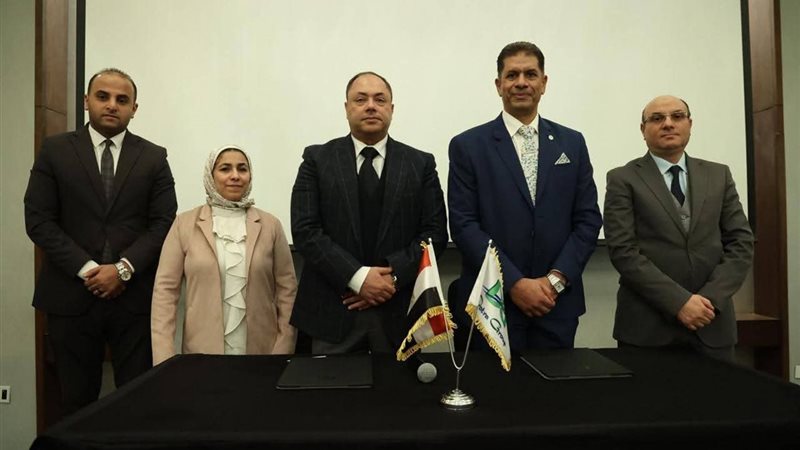 جانب من توقيع الاتفاقية 