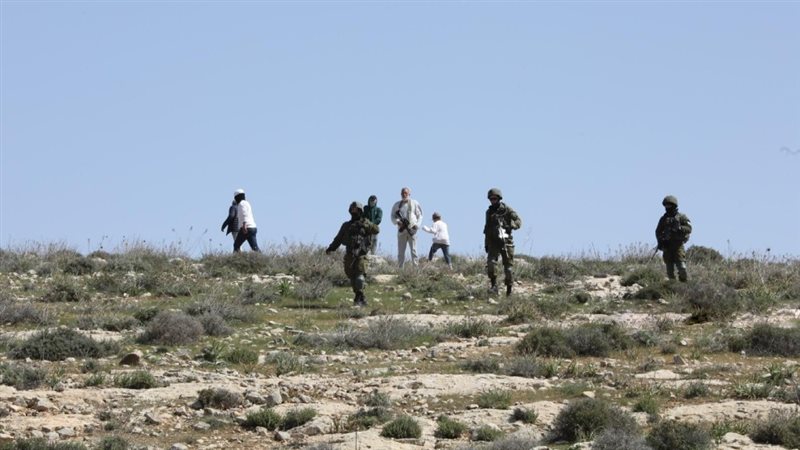 اعتداء مستوطنين بالضرب على فلسطينيين 