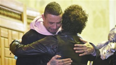 أبرزهم السقا وباسم سمرة.. النجوم يواسون أحمد الفيشاوي في عزاء والدته سمية الألفي