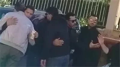الحزن يسيطر على الفنان أحمد عبد الحميد في جنازة والده