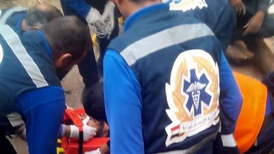 بئر الموت لم يهزمه.. مسعف بسوهاج يخاطر بحياته لإنقاذ سائق تروسيكل