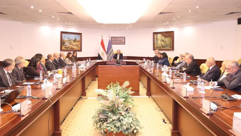 وزير الاتصالات: يعقد مائدة مستديرة مع لجنة التحول الرقمى