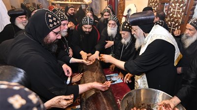 قداسة البابا تواضروس يطيب جسد القديس يحنس كاما بدير السريان بوادي النطرون