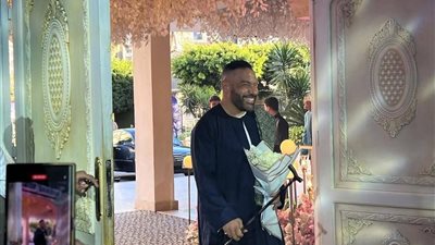 جاي بالجلابية وبوكيه الورد.. محمد خميس يحتفل بزفافه بـ”الجلباب الصعيدي