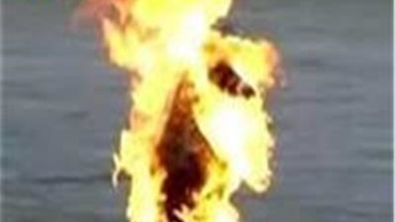 يشعل النار فى نفسه أرشيفية