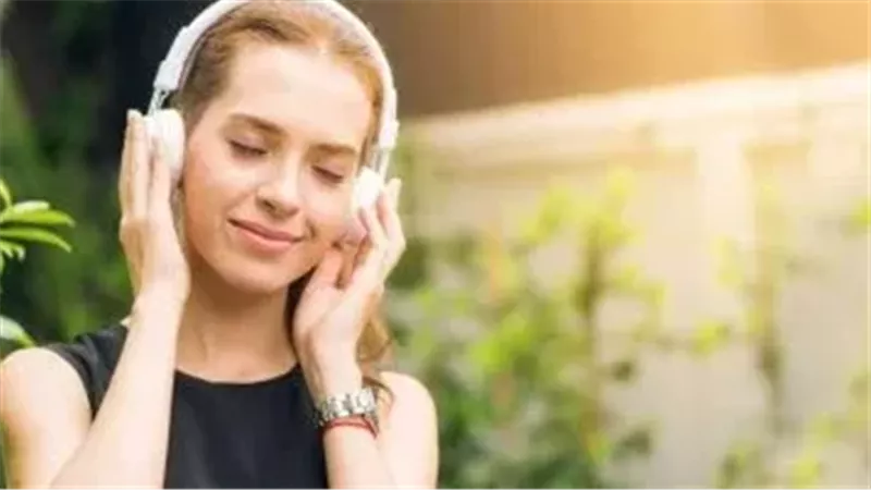 الاستماع إلى الموسيقى 