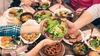 لتحسين الهضم وجودة النوم.. هذا هو التوقيت المثالي لتناول العشاء؟