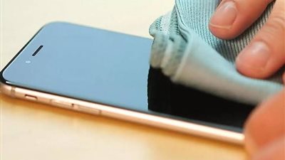 خلال 5 دقائق فقط.. خطوات بسيطة لتنظيف هاتفك الذكي بأمان وكفاءة