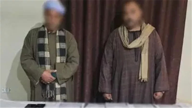 المتهمان عقب القبض عليهما